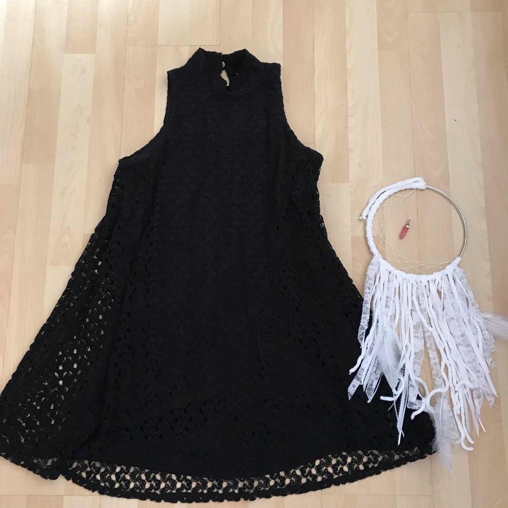 No boundaries turtle neck lace dress 👗💋❤️❤️ 🔥